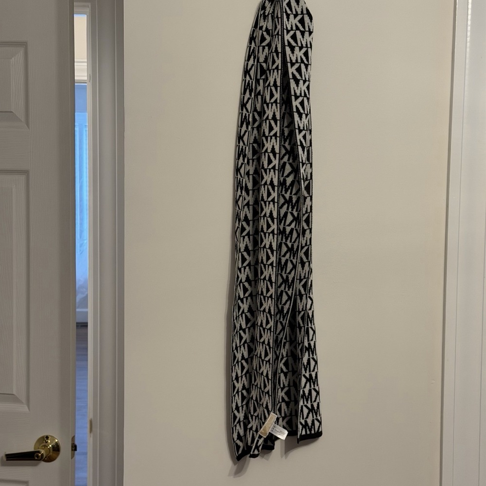Michael Kors Women's Black White Geometric Knit Acrylic Rectangle Scarf Logo